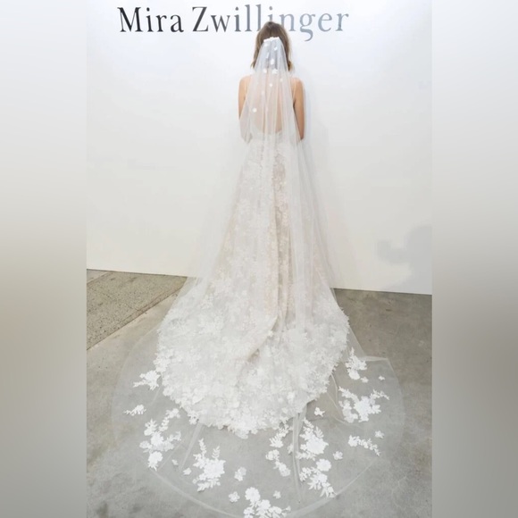 Mira Zwillinger Excellent Condition Wedding Gown - Picture 10 of 13